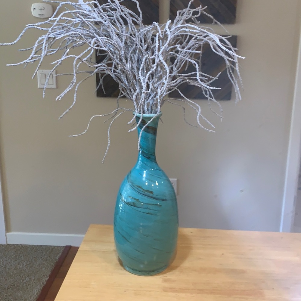 Moving.  Vase with silver garnish